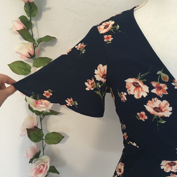 Flutter Sleeve Floral Wrap Top EUC - Picture 4 of 8